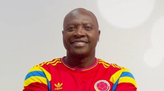 Freddy Rincón posa con la camiseta de la selección colombiana de fútbol.