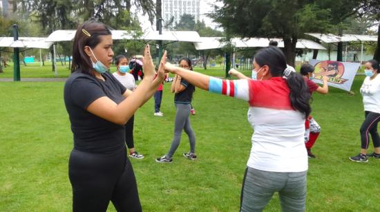 Mujeres reciben clases de defensa personal, el 3 de abril de 2022, en el parque El Ejido, de Quito.