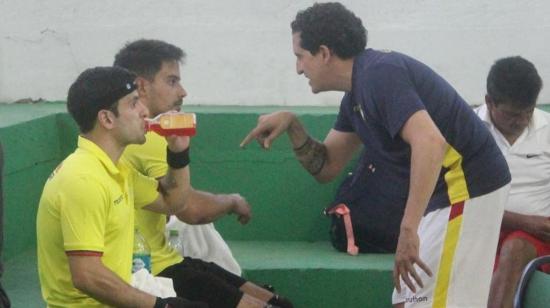 José Ugalde y Juan Francisco Cueva, durante las semifinales del Panamericano de Ráquetbol, en Bolivia, el 13 de abril de 2022.