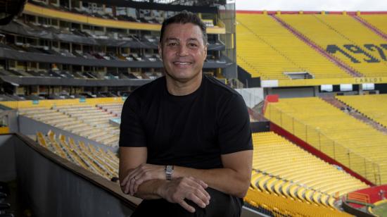 Carlos Alfaro Moreno sonríe en el Estadio Banco Pichincha, después de una entrevista con PRIMICIAS, el 30 de marzo de 2022.