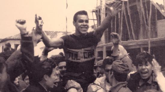 Hipólito Pozo festeja en hombros su victoria en la primera edición de la Vuelta al Ecuador, en 1966.