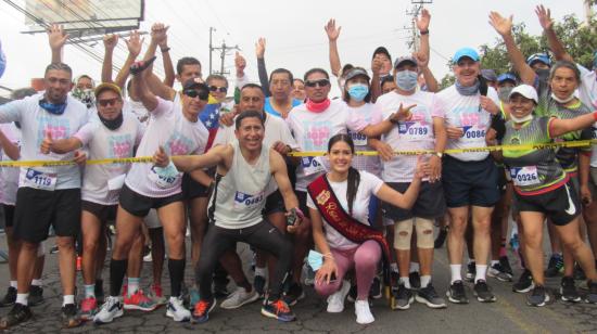 Estefanía Barreno, junto a participantes de la primera edición de la carrera Hope Run, en Quito, el 21 de noviembre de 2021.