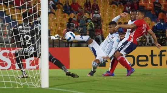 Manuel Lucas, marcando un gol para 9 de Octubre ante Independiente Medellín, el 14 de abril de 2022.