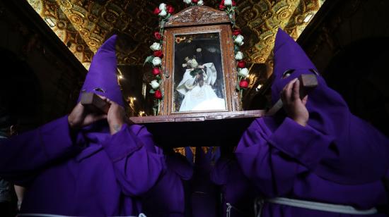 Cucuruchos, verónicas y fieles participan en la tradicional procesión del Jesús del Gran Poder en Quito.