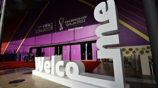 Welcome, que en español significa "bienvenidos"  se muestra en las afueras del Centro de Exposiciones y Convenciones de Catar, previo al sorteo del Mundial.