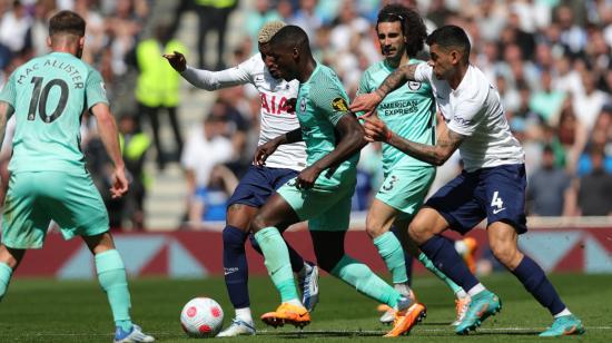 Moisés Caicedo maneja una pelota en el partido del Brighton ante Tottenham, el 16 de abril de 2022.