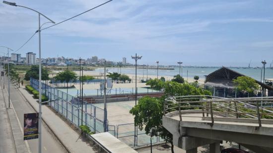 Vista de Manta desde el paso peatonal de la avenida Puerto Aeropuerto, a la altura de Tarqui, el 14 de abril de 2022.