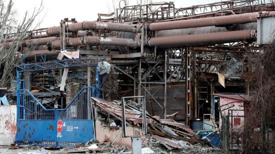 Vista frontal de una fábrica de acero en Mariúpol, destruida por fuerzas rusas, el 16 de abril de 2022.