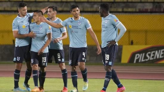 Los jugadores de Universidad Católica celebran un gol ante Independiente, en Quito, el 16 de abril de 2022.