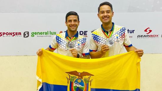 Juan Francisco Cueva y Daniel Ugalde posan con sus medallas después del Panamericano de Ráquetbol, en Bolivia.