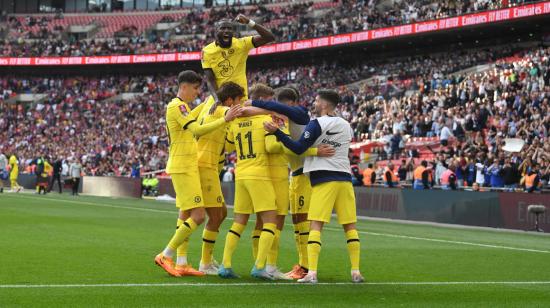 Los futbolistas del Chelsea se abrazan después de un gol en la semifinal de la FA Cup, en Wembley, el 17 de abril de 2022.