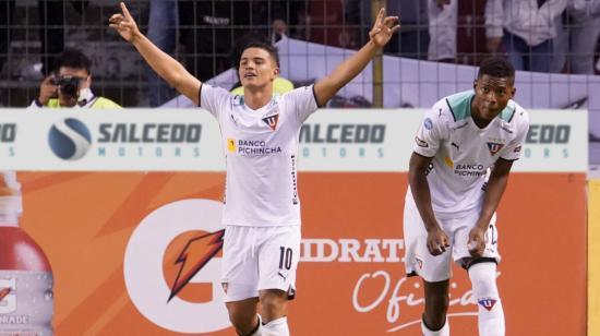 Alexander Alvarado levanta sus brazos y celebra su gol ante Barcelona, en el estadio Rodrigo Paz Delgado, el 17 de abril de 2022.