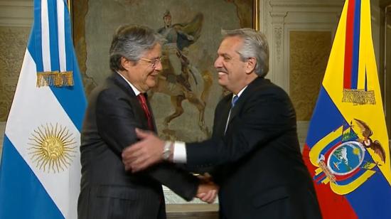 Alberto Fernández, presidente de Argentina, recibe a su par de Ecuador, Guillermo Lasso, en la Casa Rosada, donde mantendrán un encuentro bilateral, este 18 de abril de 2022.