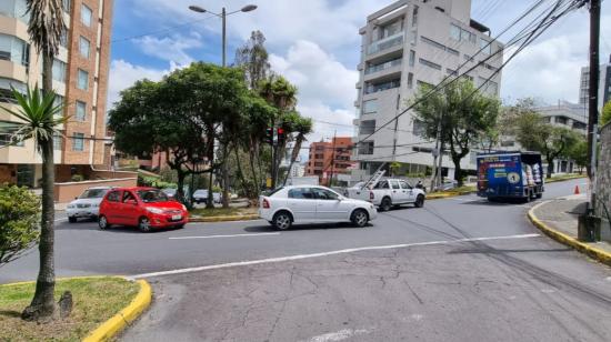 Vehículos circulan por el centro norte de Quito, en abril de 2022. 