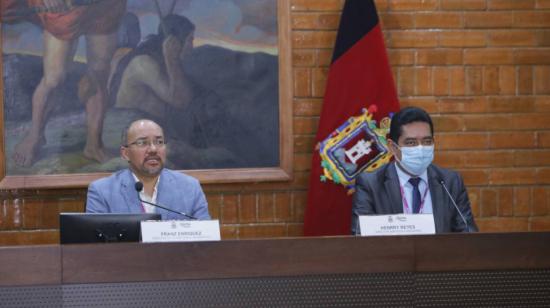 Franz Enríquez, director de Tecnología e Información del Municipio, y Henrry Reyes, director de Servicios Ciudadanos, durante una rueda de prensa, el 18 de abril de 2022.