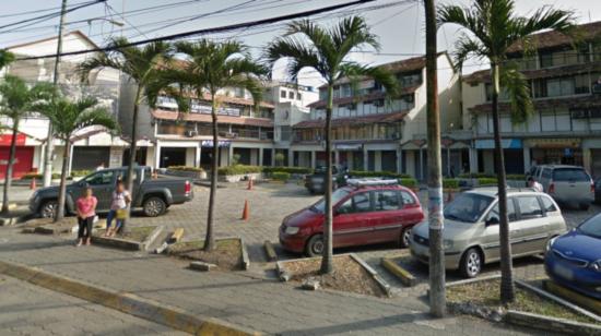 Fachada del centro comercial en el que funciona la empresa Adokasa, de Adolfo Agusto Briones.