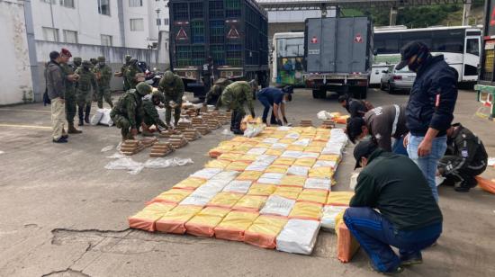 Las Fuerzas Armadas decomisaron 1,7 toneladas de cocaína en una zona fronteriza con Colombia, el 18 de abril de 2022. El 33% de la droga incautada va para Europa.