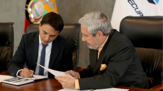 El gerente de Petroecuador, Ítalo Cedeño (d), junto al  gerente de Comercio Internacional, Pablo Noboa, durante la apertura de ofertas en una venta spot de petróleo ecuatoriano, en abril de 2022.