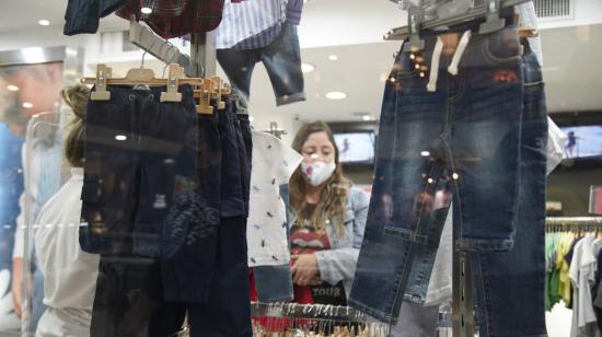 Una mujer en una tienda de ropa de niños, en un centro comercial en el centro norte de Quito, en diciembre de 2021. 