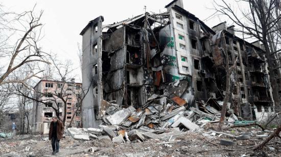 Un hombre camina cerca de un edificio residencial destruido en Mariúpol, en Ucrania, el 17 de abril de 2022. 