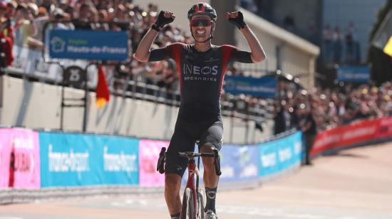 El neerlandé Dylan van Baarle festeja el domingo 17 de abril en la meta de la París - Roubaix, la victoria más importante del Ineos en lo que va de la temporada 2022. 