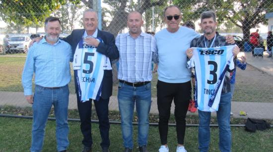 Gustavo Alfaro y Sergio Chiarelli posan con las camisetas de Atlético Rafaela junto a dirigentes del club, el 19 de abril de 2022.