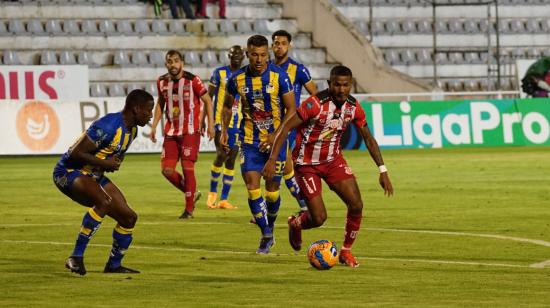 Luis Estupiñán, de Técnico Universitario, maneja un balón en un partido ante Delfín, en Ambato, el 19 de abril de 2022.