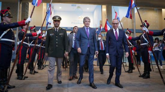 El presidente Guillermo Lasso a su salida de un encuentro con su par de Uruguay, Luis Lacalle Pou, en Montevideo, el 19 de abril de 2022.