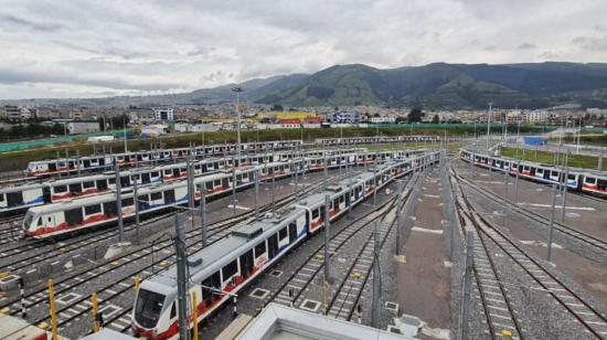 Trenes del Metro de Quito en las cocheras de Quitumbe, el 20 de abril de 2022.