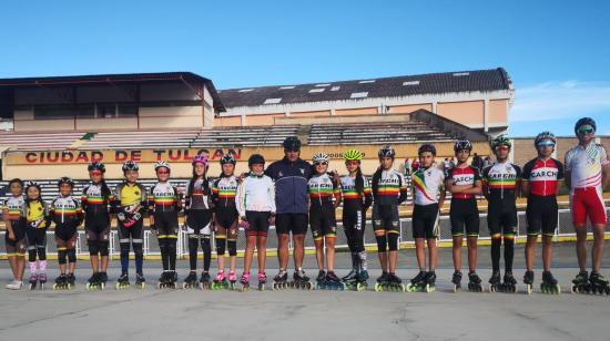 Estudiantes de la escuela de patinaje de FedeCarchi, en el velódromo de Tulcán.