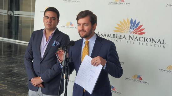 Jorge Abedrabbo y Esteban Torres (PSC) presentan las 89 firmas que reunieron para la autoconvocatoria del Pleno, este 20 de abril de 2022.