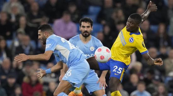 Riyad Mahrez del Manchester City en acción contra Moises Caicedo del Brighton durante el partido de la Premier League, el 20 de abril de 2022.