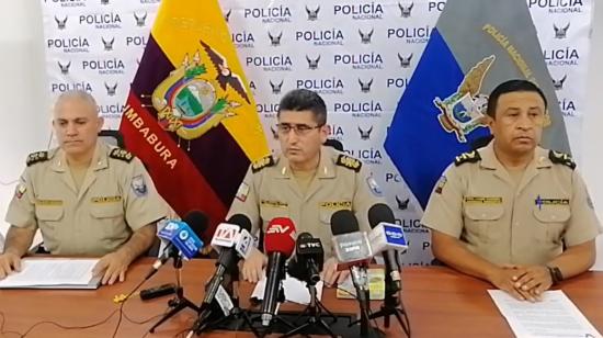 Freddy Sarzosa, titular de la Dinased, se refiere en rueda de prensa desde Ibarra al policía investigado por el sicariato en el que murió la hija del uniformado, el 20 de abril de 2022.