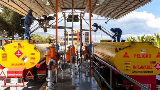 Despacho de gasolinas y diésel en la Terminal Ambato de Petroecuador, el 21 de abril de 2022.