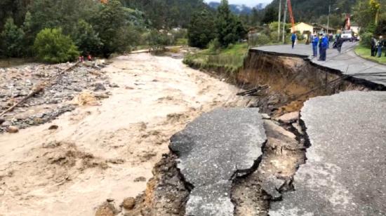 Imagen del río Burgay desbordado tras las intensas lluvias en la provincia de Cañar, que dejó daños en Azogues y Biblián, el 20 de abril de 2022.