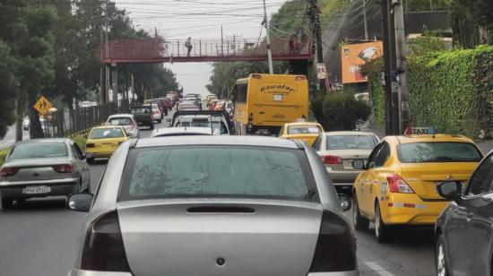 Decenas de autos sobre la avenida Mariscal Sucre de Quito, el 21 de abril de 2022.