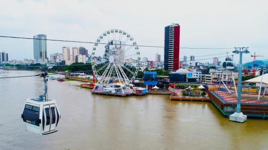 La Aerovía y La Perla se conectan a la altura del Malecón Simón Bolívar, centro de Guayaquil.