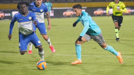 Juan Carlos Paredes, de Cumbayá, y Joao Rojas, de Emelec, en el estadio Olímpico Atahualpa, el 21 de abril de 2022.