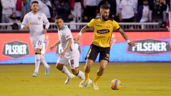 Gonzalo Mastriani, de Barcelona, maneja una pelota en el partido ante Liga, en Quito, el 17 de abril de 2022.