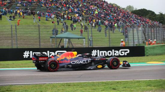 El piloto de Red Bull, Max Verstappen, durante la sesión de pruebas en Imola el viernes 22 de abril de 2022.