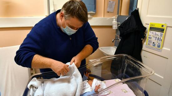 Un padre junto a su hijo en un hospital de Estados Unidos, el 1 de enero de 2022.