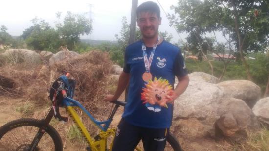 El deportista ecuatoriano, Mario José Jarrín, posa tras una competencia de Downhill.