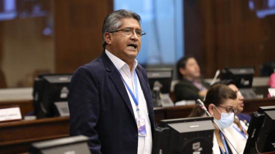 El coordinador de la bancada Pachakutik, Rafael Lucero, durante la sesión del Pleno del 5 de abril de 2022,