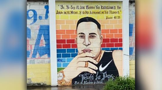 Mural con el rostro de alias "Junior", líder de la banda de Los Choneros, pintada en 2020 en El Triunfo, Guayas.