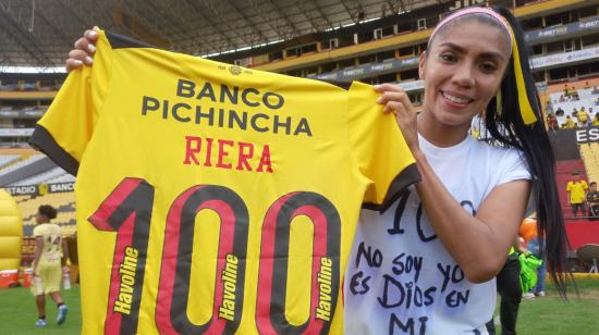 Madelin Riera recibió una camiseta por llegar a los 100 goles en la Superliga femenina, después de marcar cinco tantos en la goleada 12-0 de Barcelona sobre El Nacional, el sábado 23 de abril de 2022. 