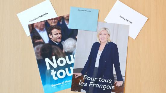 Composición de dos afiches de los candidatos presidenciales de Francia, Emmanuel Macron y Marine Le Pen, el 24 de abril de 2022.