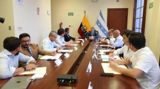 El presidente Guillermo Lasso reunido con funcionarios y miembros de la Justicia y la Fiscalía, en la Gobernación del Guayas, el 24 de abril de 2022.