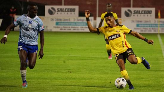 Jonathan Perlaza de Barcelona defiende la pelota ante Freddy Mina de Macará, en la victoria del equipo guayaquileño en Ambato, el 24 de abril de 2022, por la fecha 10 de la LigaPro. 