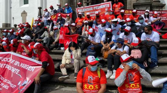 Un grupo de gasolineros realizó un plantón en las inmediaciones de la Presidencia, en Quito, para exigir revisión del margen de ganancia, el 25 de abril de 2022.