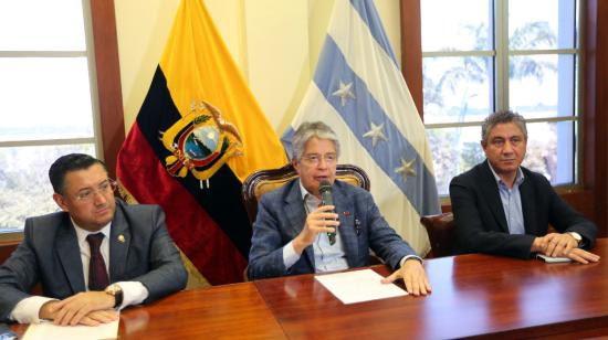 De izq. a der.: Iván Saquicela, presidente de la Corte Nacional, Guillermo Lasso, presidente de la República, y Fausto Murillo, presidente del Consejo de la Judicatura, durante una reunión para tratar la crisis de la justicia, el 24 de abril de 2022, en Guayaquil.